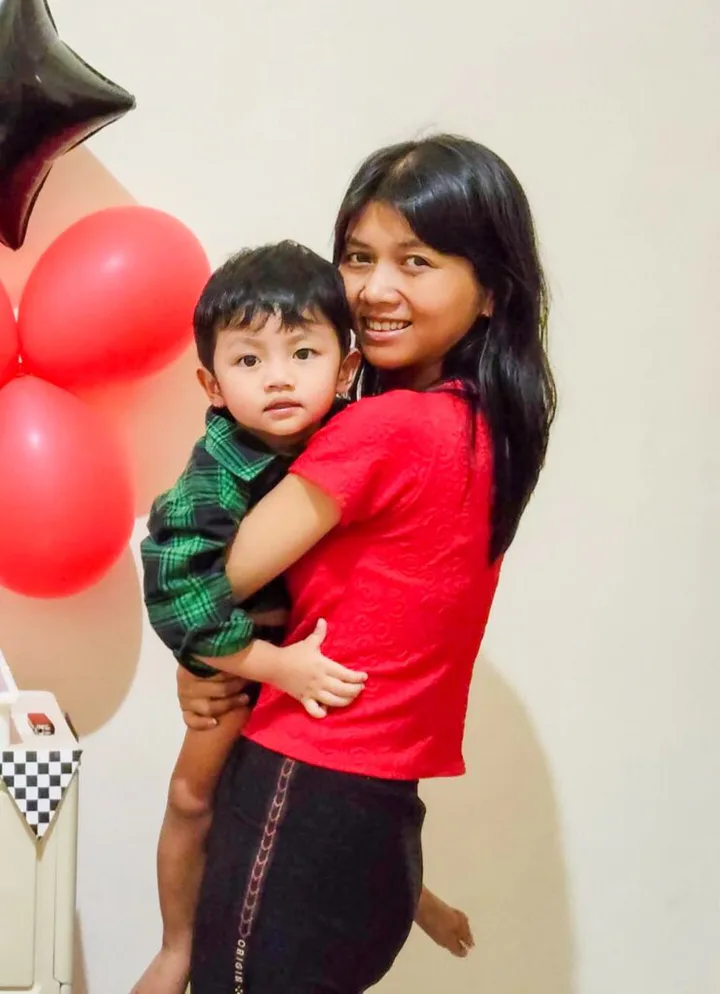 Mom Aiden dan Miles berfoto bersama